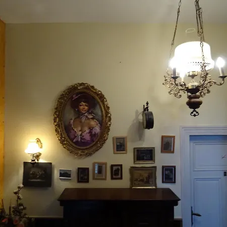 Art Ddr: Classic East German-style With Wi-fi Guest house